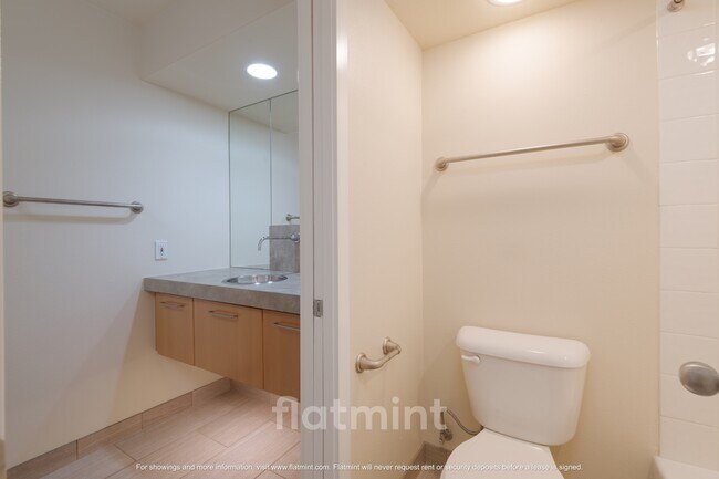 Building Photo - 732 11th Ave E