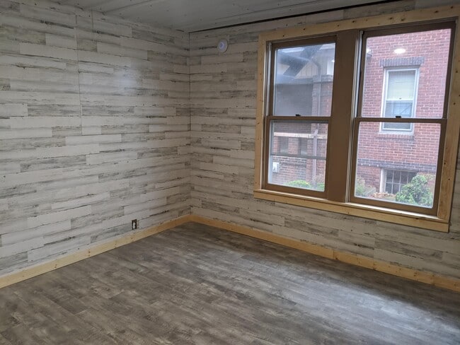 Building Photo - 410 W Maple St