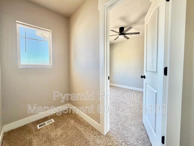 Building Photo - 673 W Beth Cir