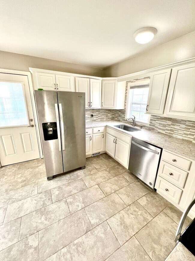 Building Photo - Brookside Bungalow Close to shopping, Riverside trails, & Gathering Place!