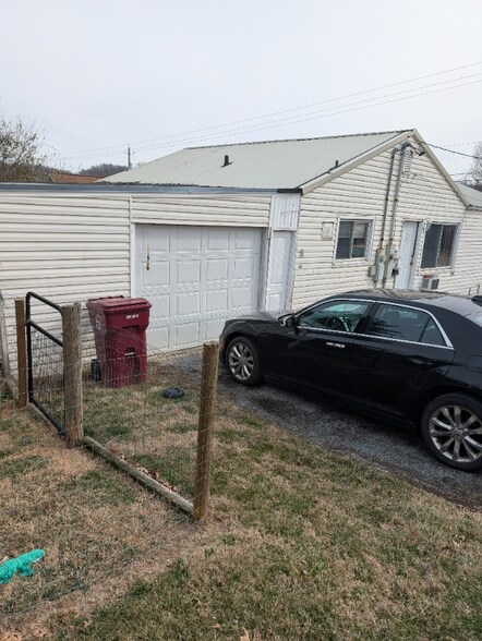 Building Photo - 1001 E Main St