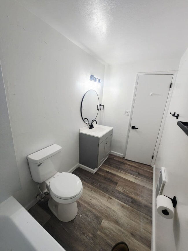 Building Photo - Fresh & Spacious 3BR/1BA – $1,395 – Move-I...