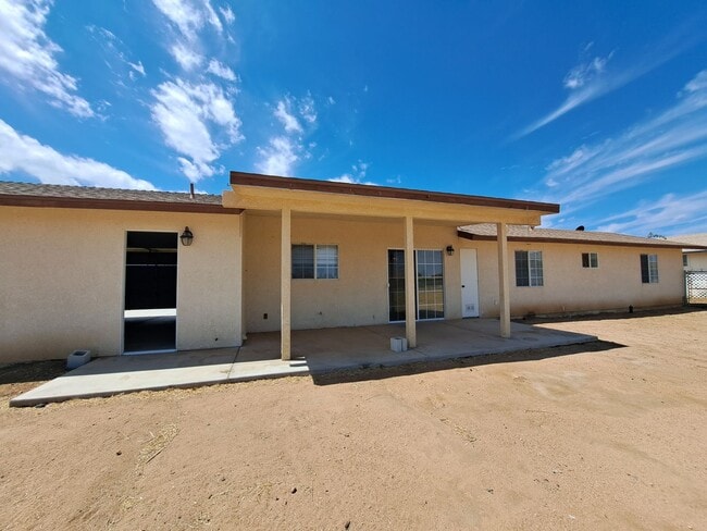 Building Photo - Huge Yard & HVAC!