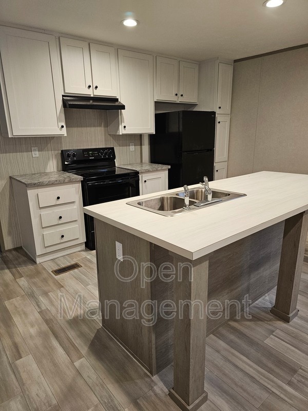 Building Photo - 16 English Village Park