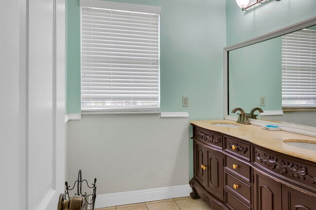 Building Photo - 12121 70th Pl N