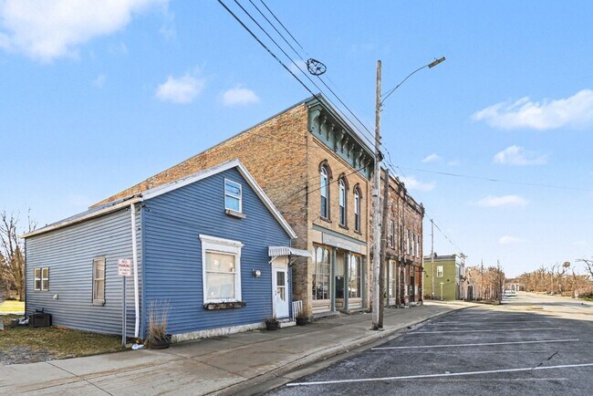 Building Photo - 307 E Bridge St