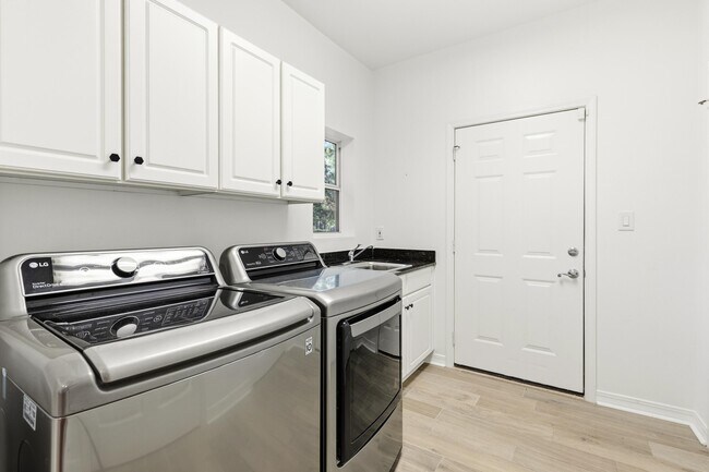 Building Photo - 2928 Pine Valley Dr