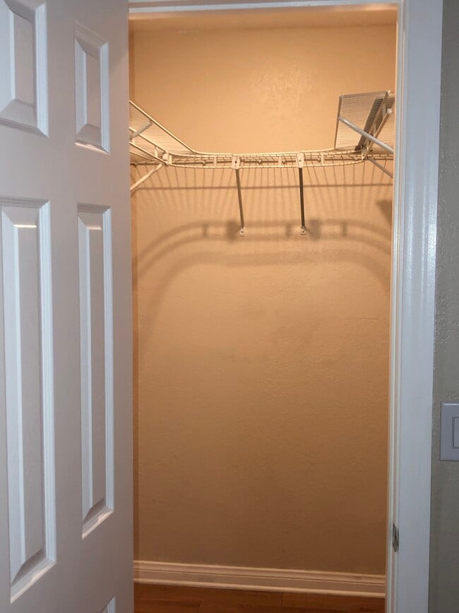 Walkin Closet - 2085 Highpointe Dr
