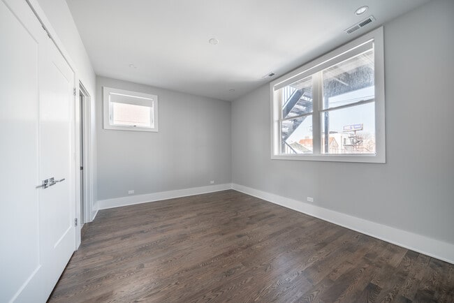 Building Photo - 556 W 18th St