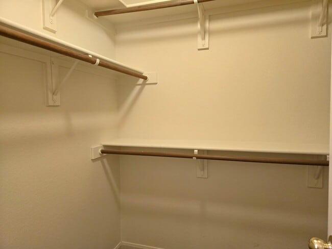 Building Photo - 3/2 Hewitt Duplex