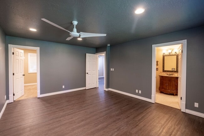 Building Photo - Large corner lot home in desirable Woodland Heights.