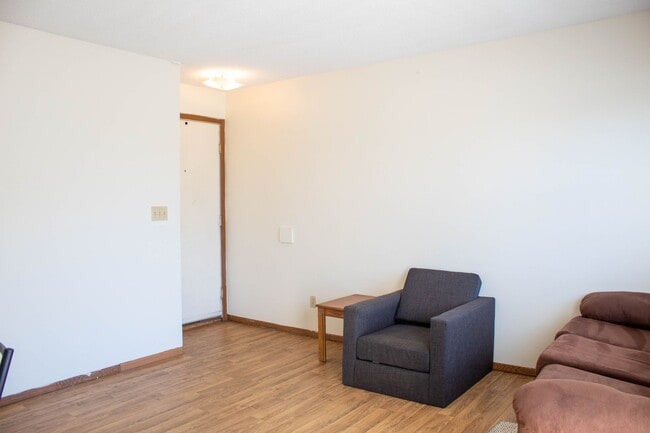 Interior Photo - 907 W Oregon