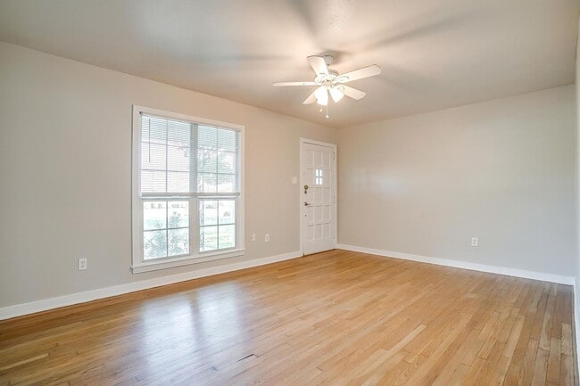 Building Photo - One Side of Great Duplex Near TCU- 1 Bed, ...