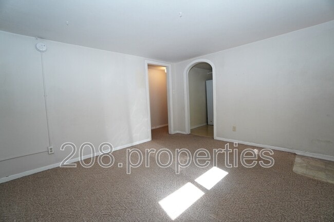 Building Photo - 2506 Woodlawn Ave