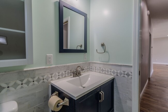 Building Photo - Contemporary Comfort and Versatility in a ...