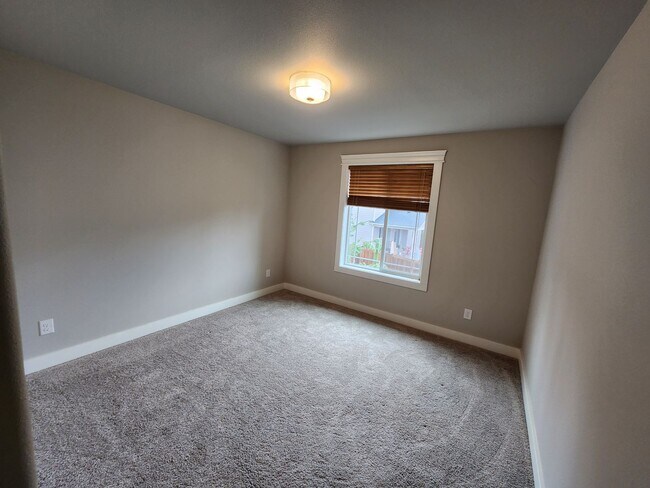 Building Photo - Large Spacious 4 Bed Home