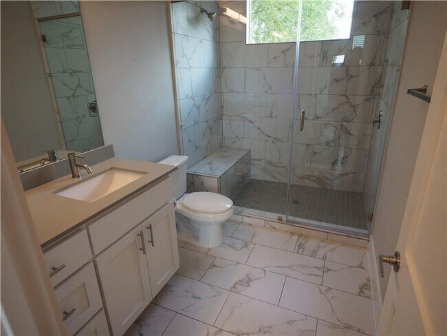 Building Photo - Modern 2 bed/2.5 bath Central Austin Home