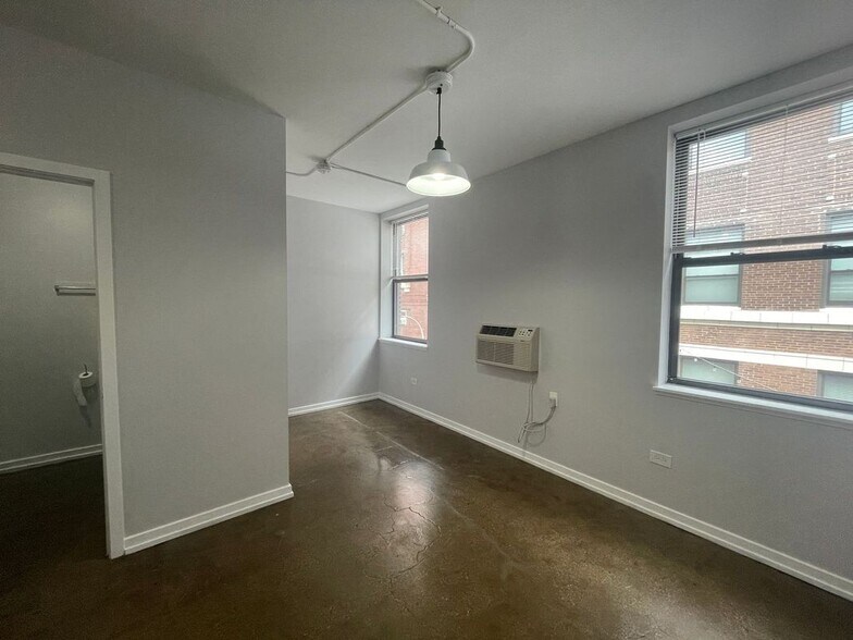 Building Photo - 1136 W Wilson Ave