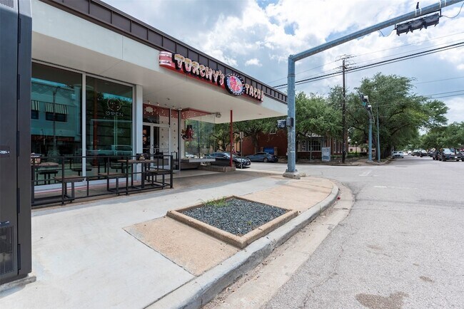 Building Photo - 1426 W 21st St