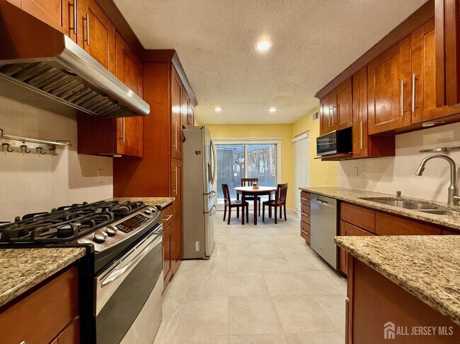 Building Photo - 5 Viburnum Ct