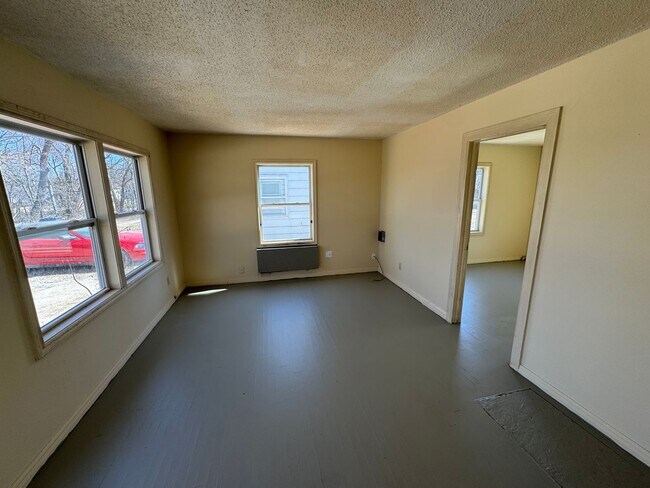 Building Photo - $650 - 1 bed 1 bath - Duplex