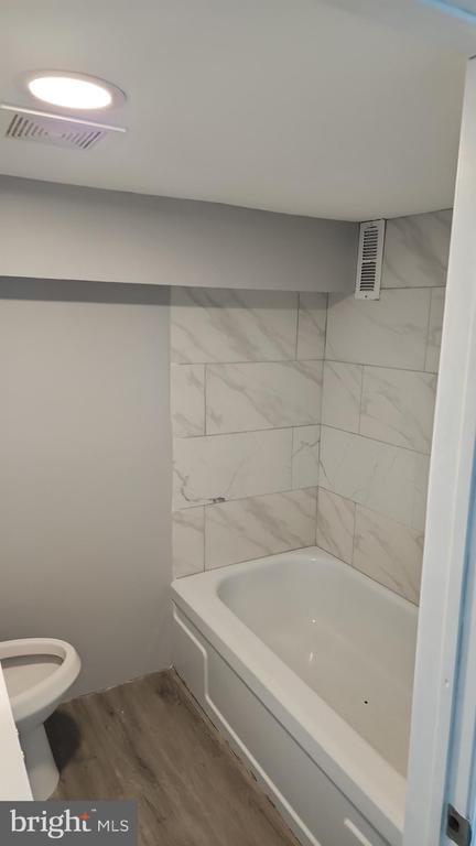 Building Photo - 805 N Kenwood Ave