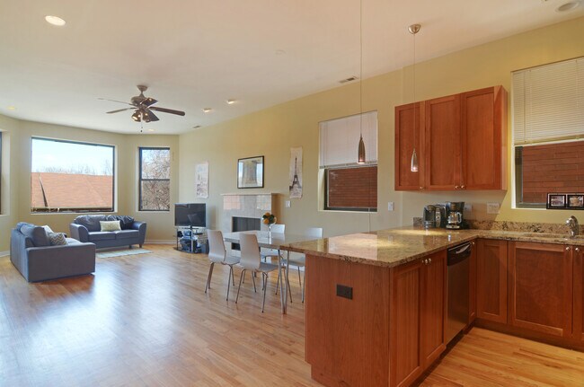 Building Photo - 2147 W Evergreen Ave