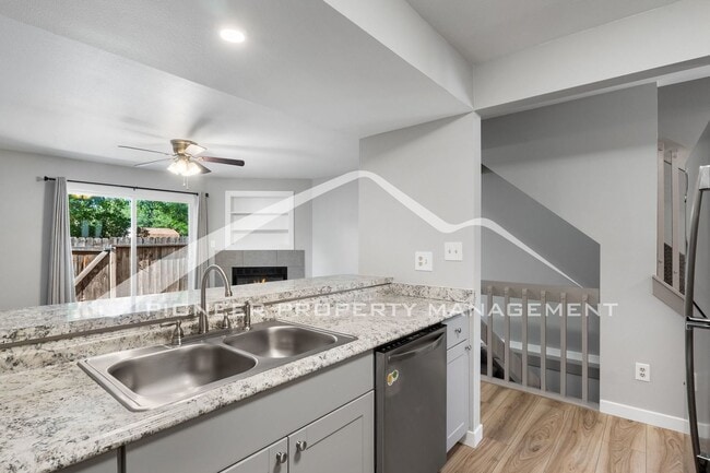 Building Photo - Renovated 3-Level 2BR Townhouse w/ Garage ...