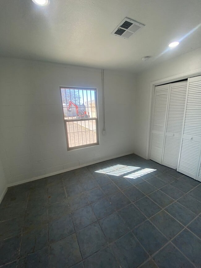 Building Photo - 2,400 sq. ft. Commercial Space – Prime Loc...