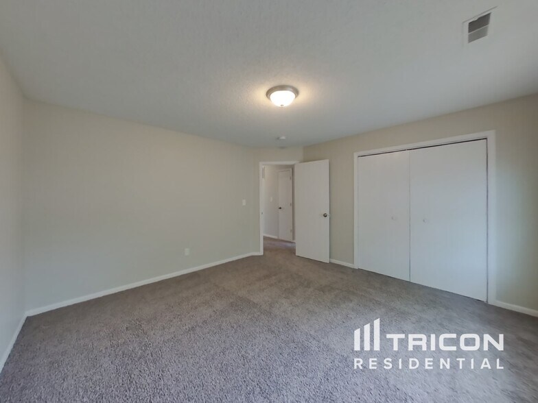 Building Photo - 1401 Thomas Dr