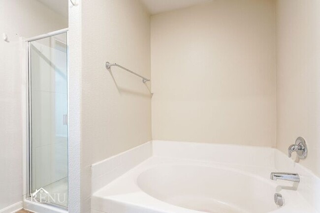 Building Photo - 2005 Hialeah Dr