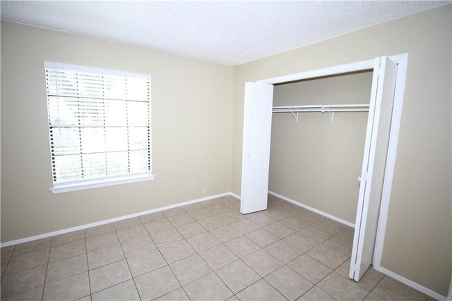 Building Photo - 12331 Alderbrook Dr