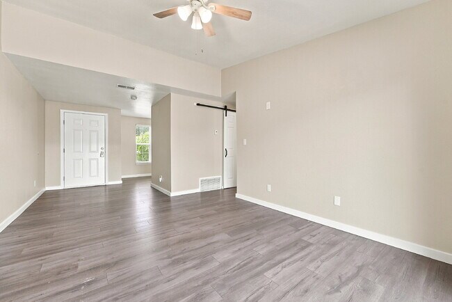 Building Photo - $1,295.95 1 bed, 1 bathroom, located in Aurora with a washer and dryer.
