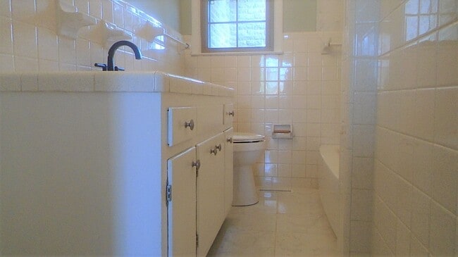 Building Photo - 3 Bedroom 2 Bathroom Home - Ask About the Move In Special!