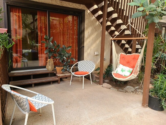 Building Photo - 706 E Stuart St