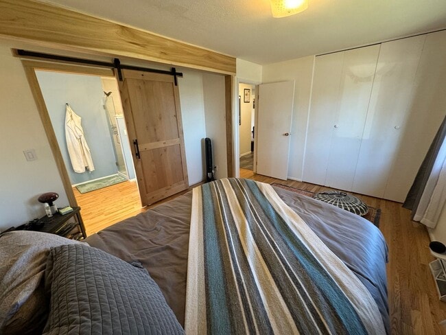 Building Photo - Private Lakewood Home