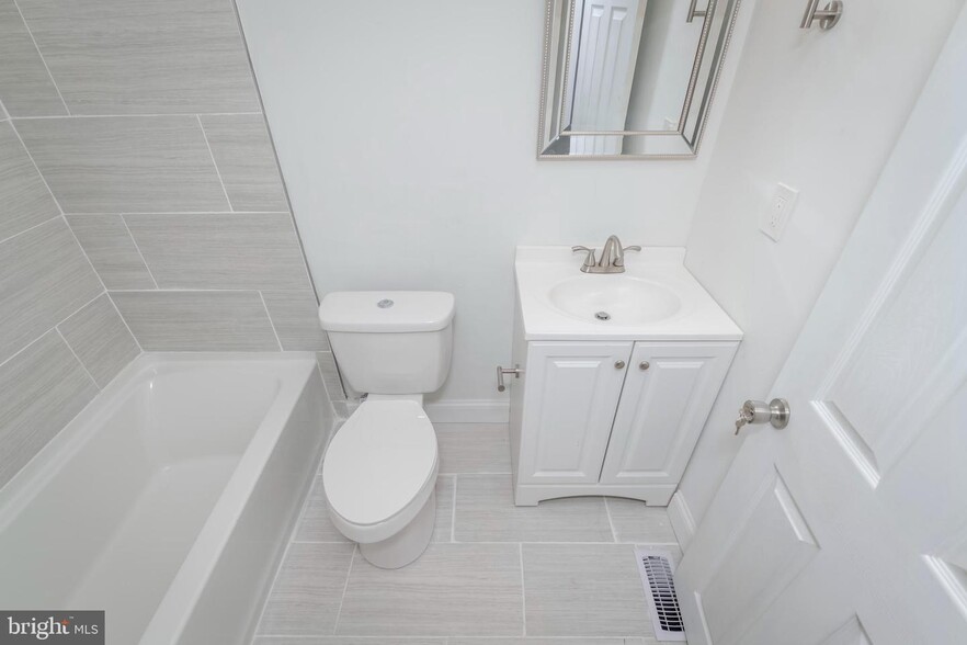 Upstairs Bath - 2211 W Saratoga St
