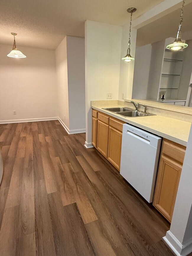 Building Photo - Move In Ready Condo