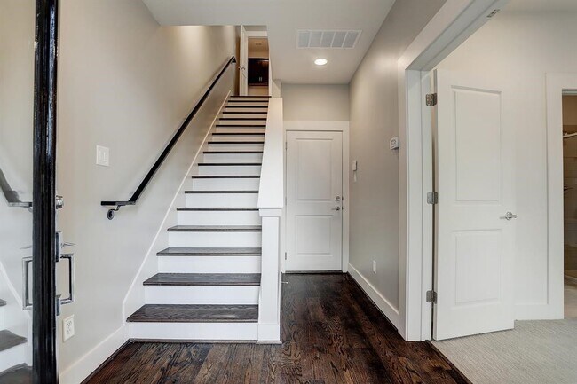 Building Photo - 2114 Sabine St