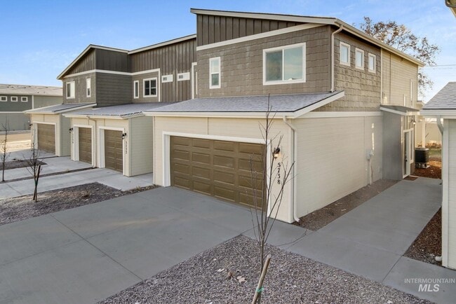Building Photo - 5738 Cherry Ln