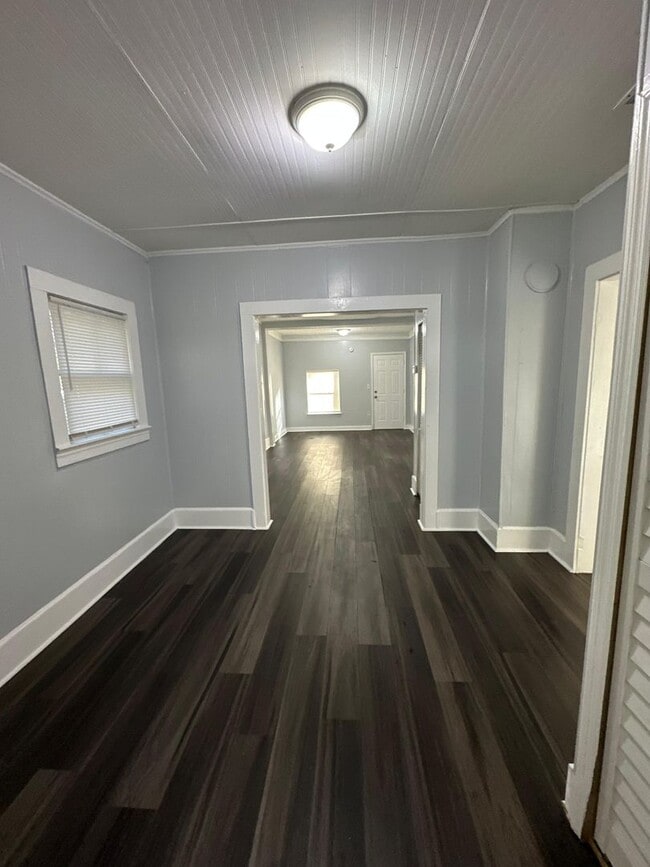 Building Photo - Fully Renovated 3/1 Single Family Ready to Move In!