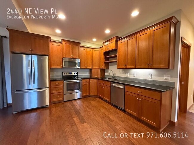 Building Photo - 2440 NE View Pl