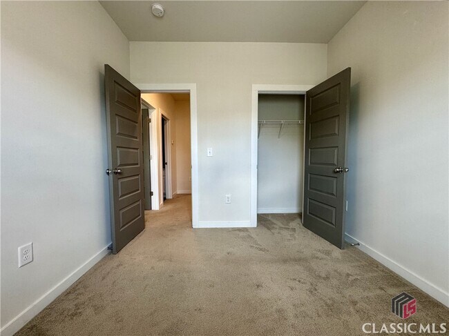 Building Photo - 681 Vincent Dr