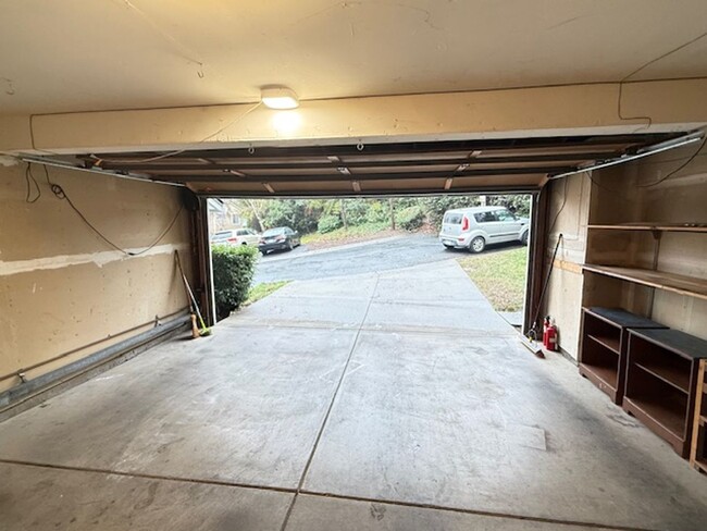 Building Photo - 3-Bedroom Pinole Townhouse with Spacious L...