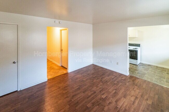 Building Photo - 728 W Maxwell Ave