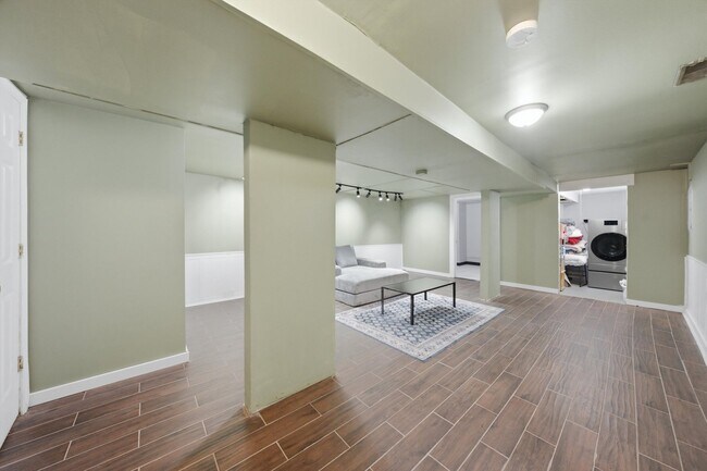 Building Photo - 437 W 44th Pl