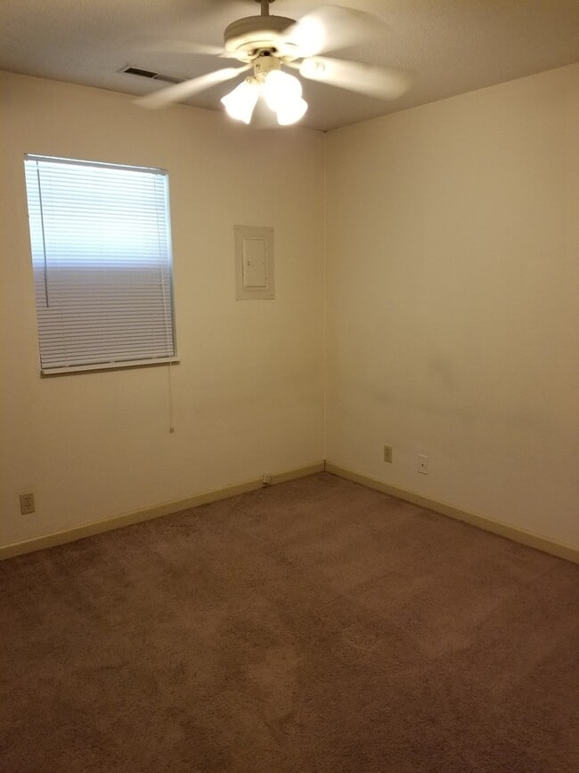 Building Photo - 717 Demaret Dr