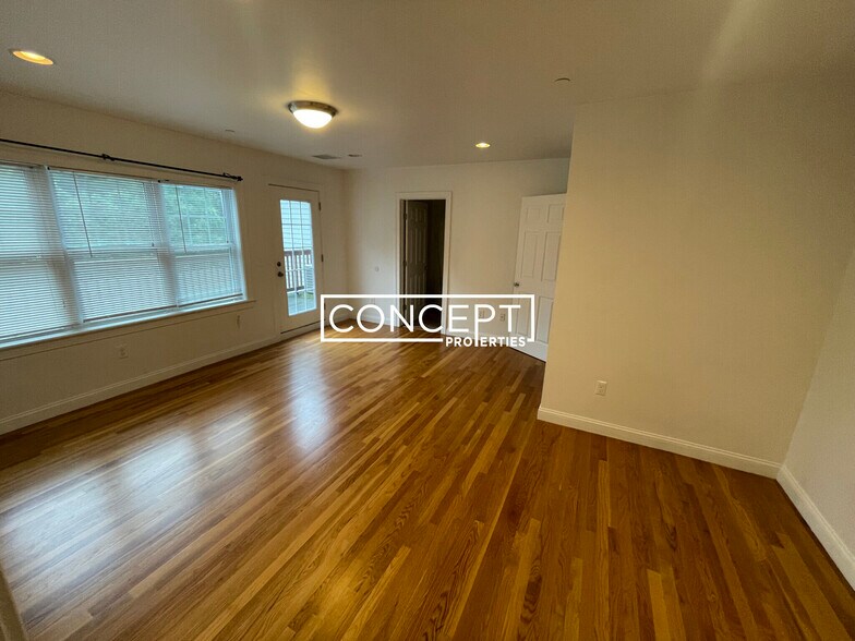 Building Photo - 53 Circuit St