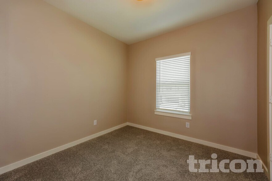 Building Photo - 3019 Whitetail Ln