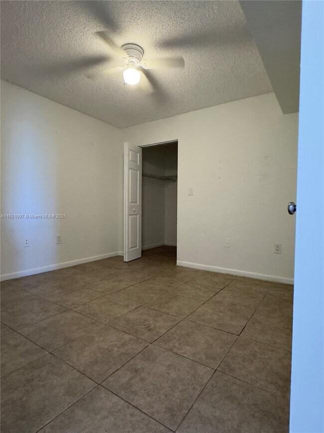 Building Photo - 2831 N Oakland Forest Dr